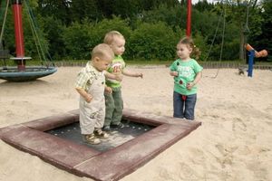Trampolina ogrodowa do wbudowania, zabezpieczone brzegi