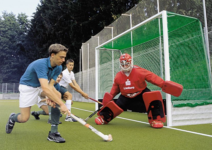 Feldhockeynetz grün, mit Spielern und Torwart, Außenaufnahme